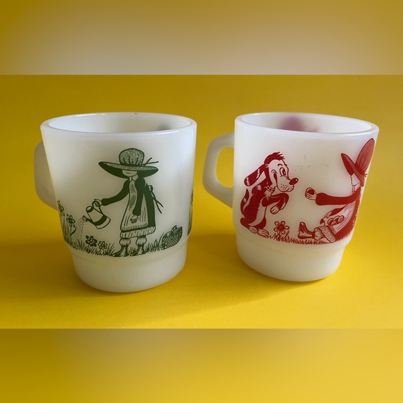 Set of 2 Vintage Termocrisa milk glass mugs with Holly Hobby design - Picture 3 of 6